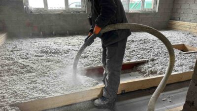 Утепление горизонтальных перекрытий эковатой. Методом «крота» – эковата выдувается оператором опуская шланг в существующий слой выданного утеплителя не давая пылить.