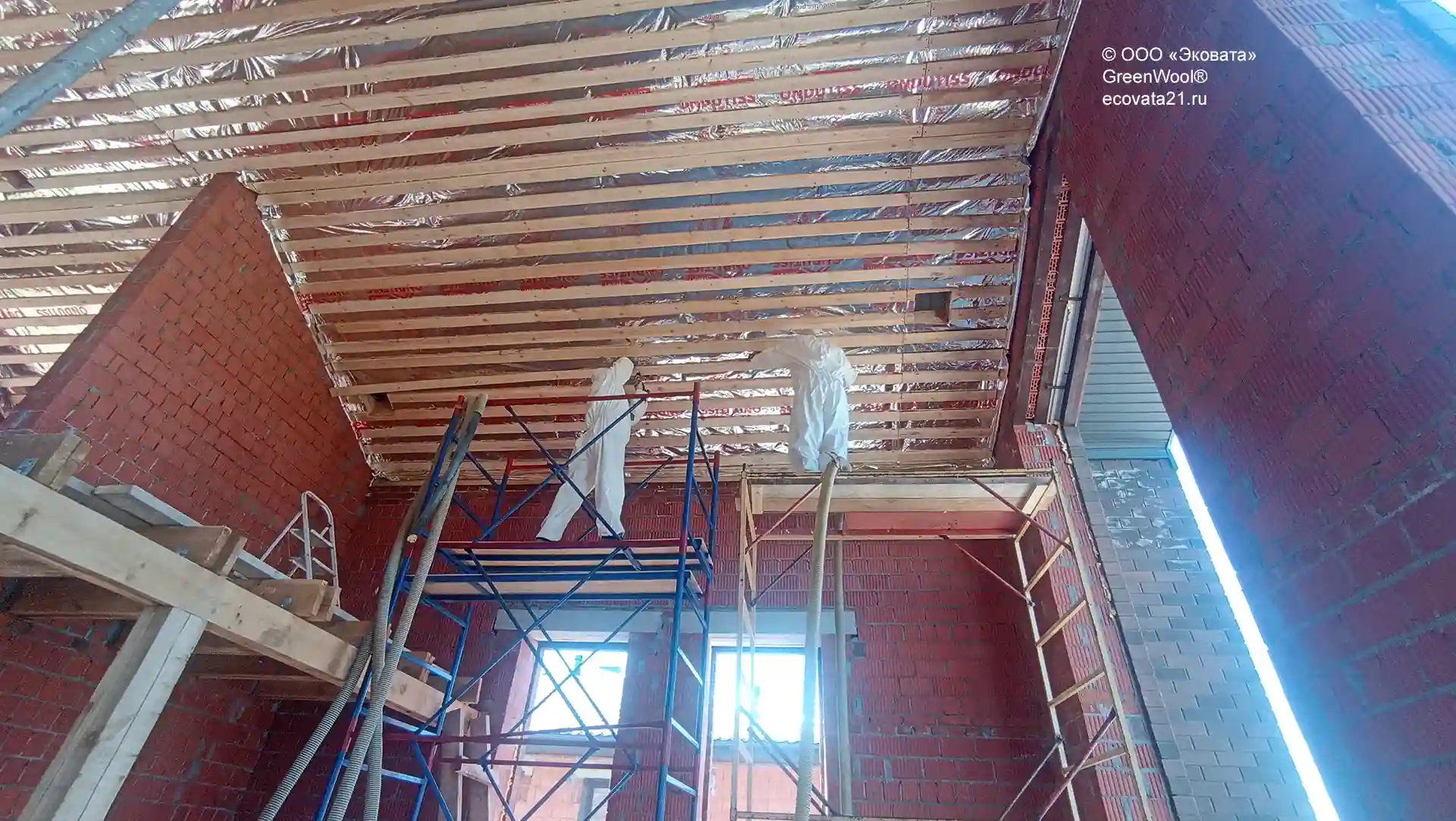 Утепление скатной кровли дома. Работы по монтажу осуществляют две бригады.