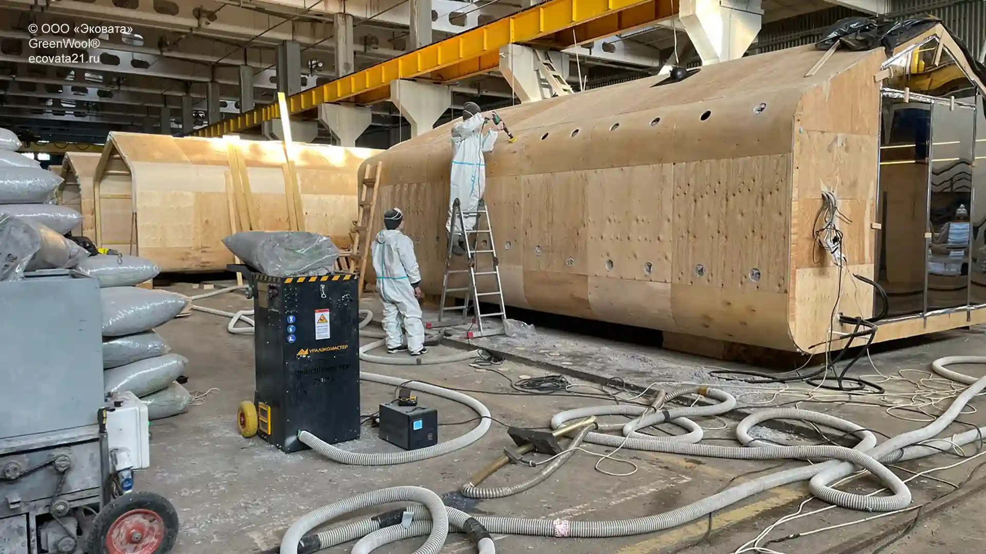 Эковатой GreenWool мы утеплили парк-отель «Новая Земля» в Татарстане. Процесс монтажа Эковаты GreenWool.