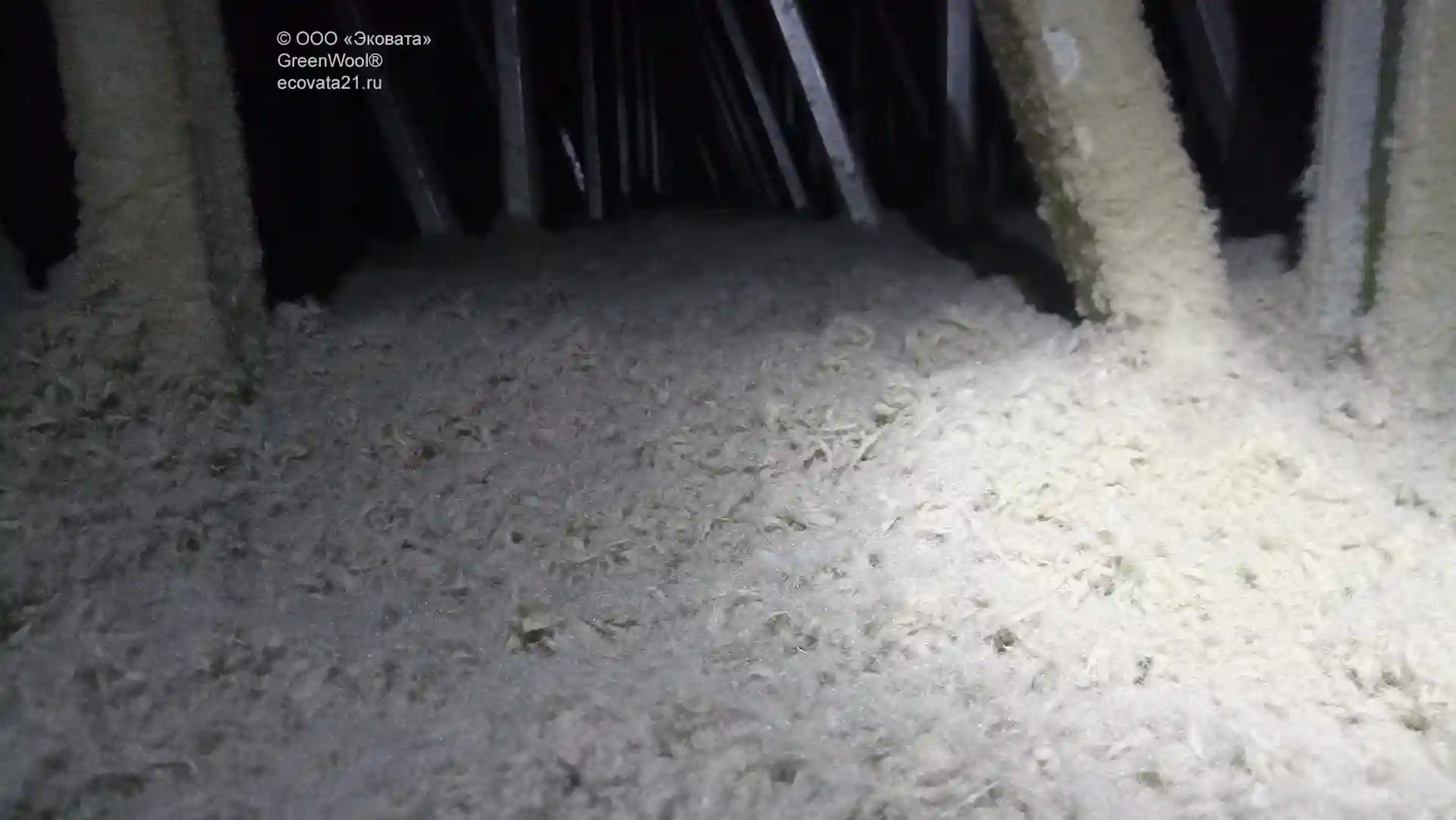 Бесшовный слой утепления на площади 1200 м². Как наша компания утеплила чердак детского лагеря за 3 дня.