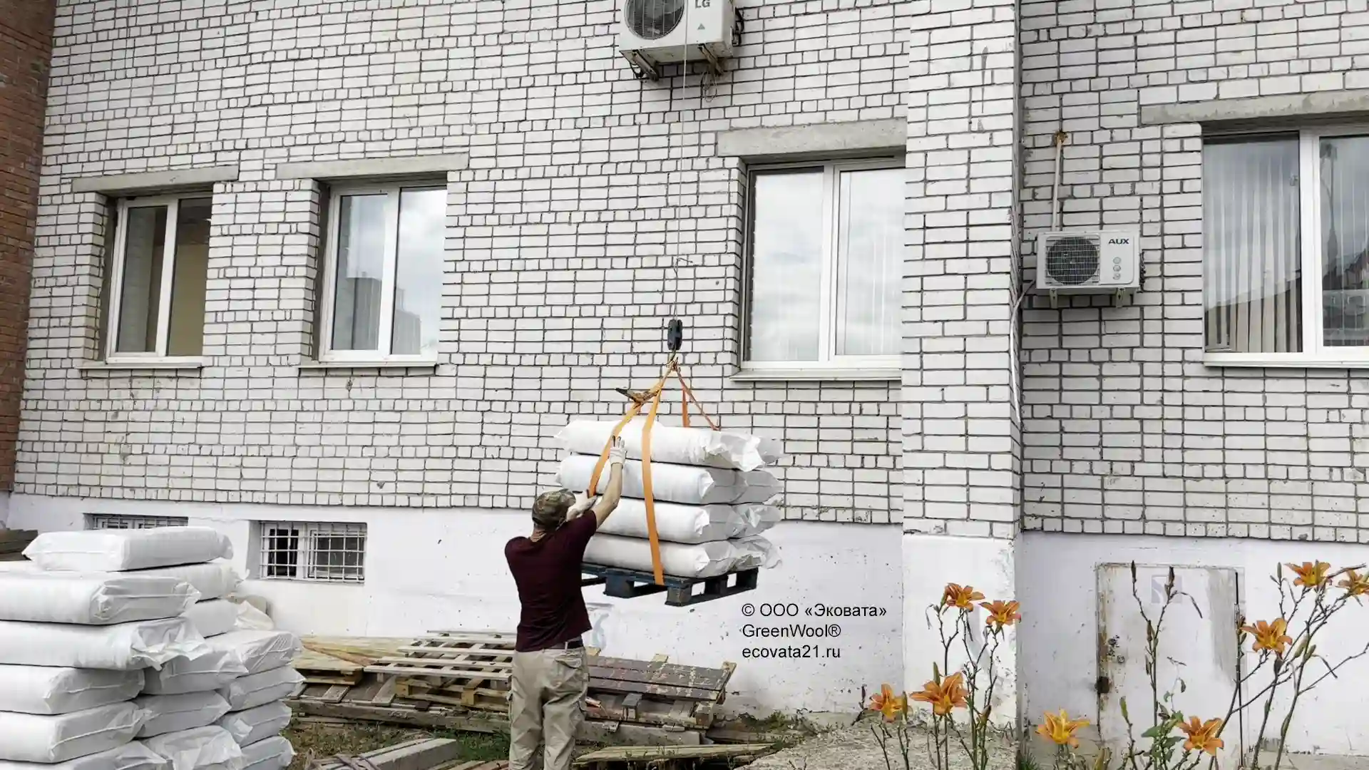 Подъем материала при помощи поворотного мини крана. Наши бригады выполнили капремонт чердака многоэтажного дома.