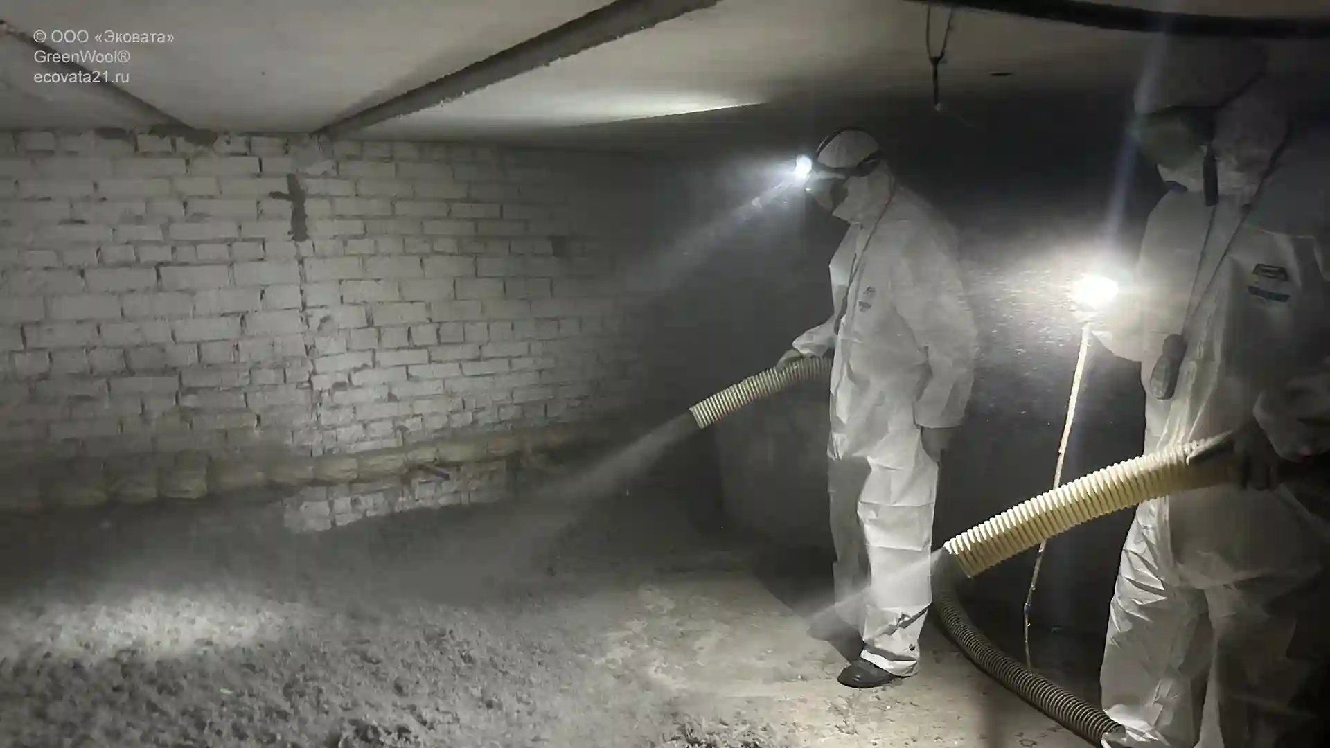 Слой теплоизоляции контролирует оператор выдувной установки. Наши бригады выполнили капремонт чердака многоэтажного дома.
