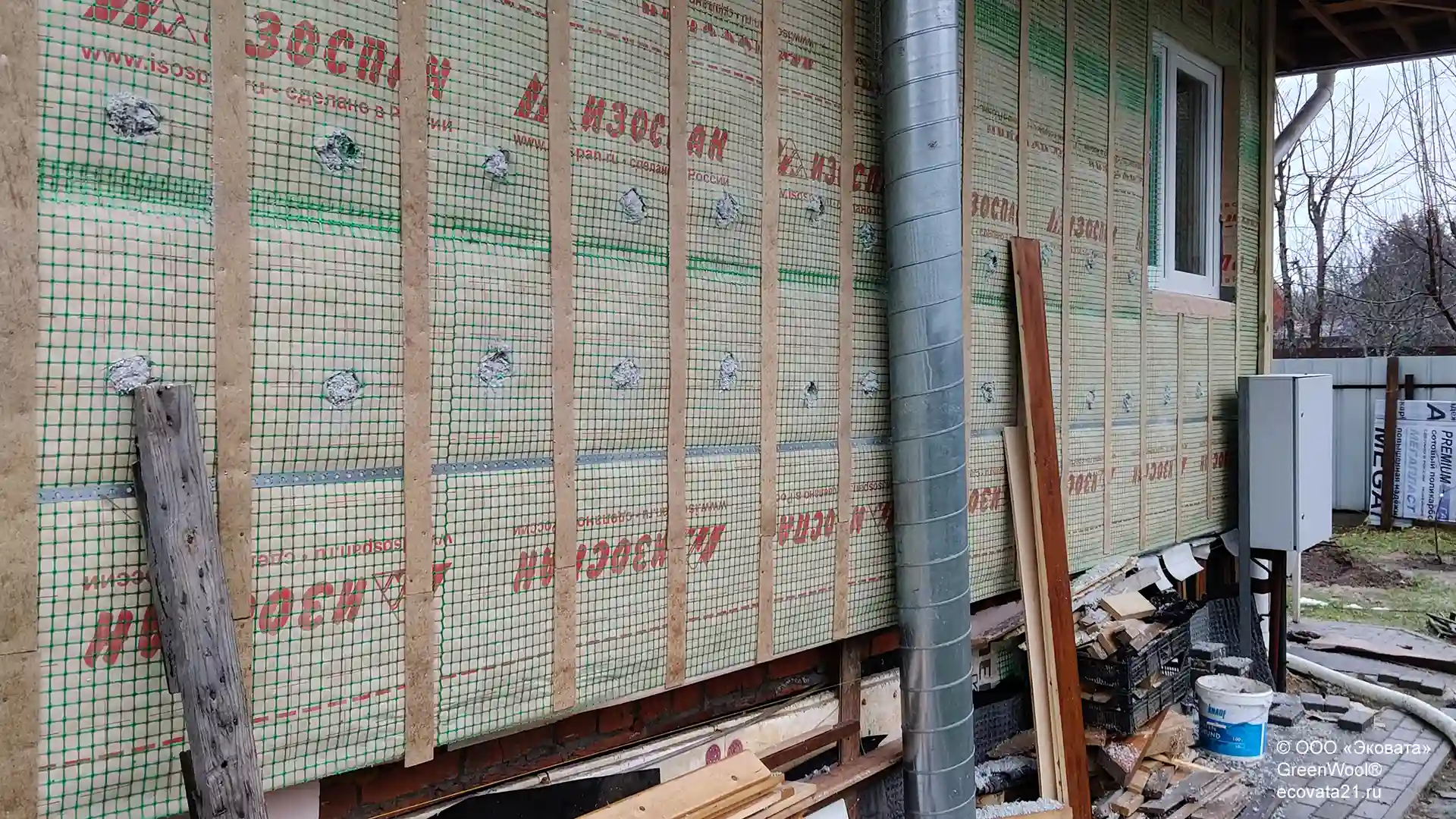 Профессиональное утепление эковатой в Подмосковье Фото 4. Монтаж эковаты под пленку и удерживающую сетку