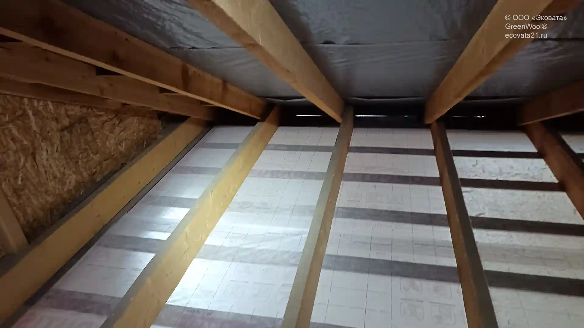На лаги снизу подшита пароизоляционная пленка и усилена обрешеткой. Как мы утеплили 11 домов задувной минватой Технониколь BW.