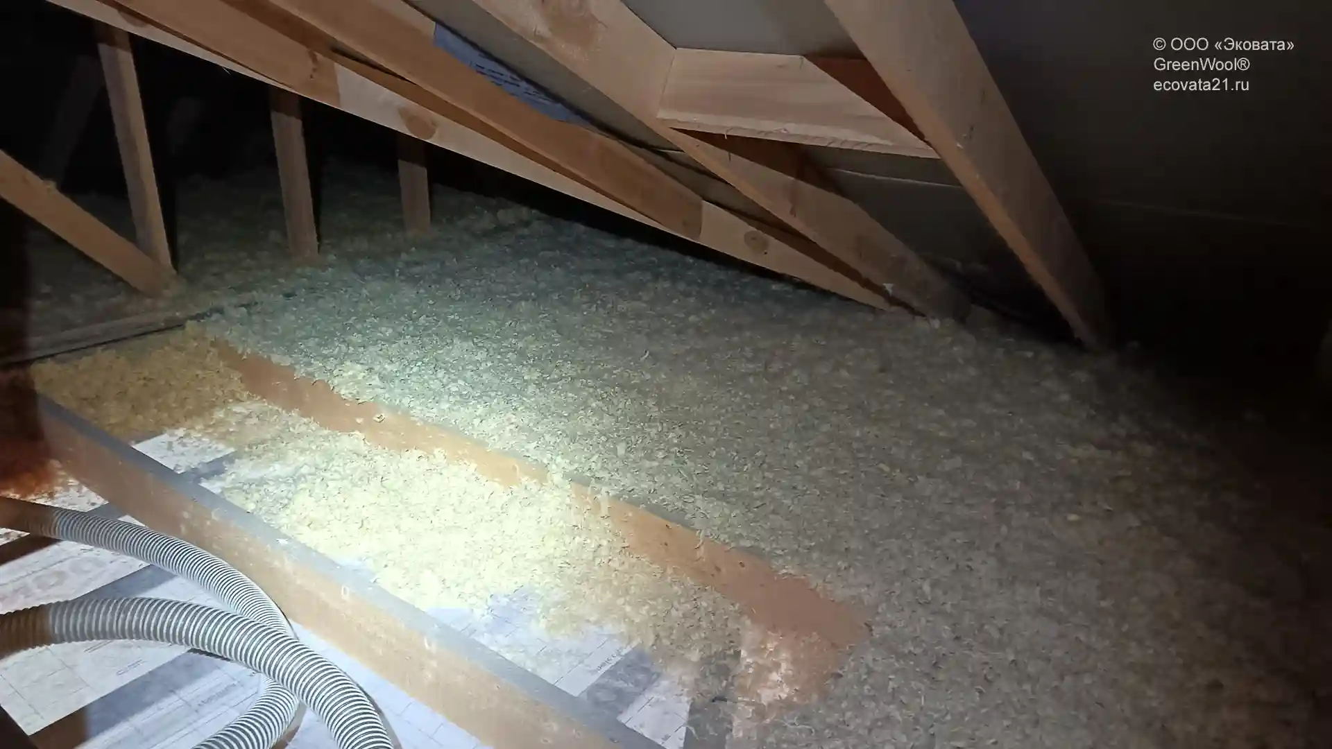Для утепления применяем насыпную минвату Технониколь BW. Как мы утеплили 11 домов задувной минватой Технониколь BW.