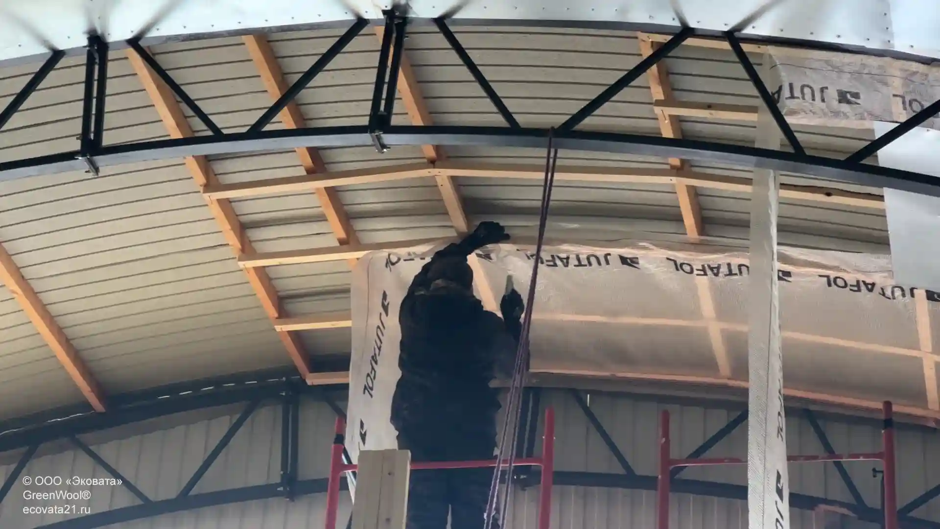 Набивка пароизоляционной пленки, через которую будет задуваться эковата. Монтаж эковаты в арочных ангарах: технология и подготовка