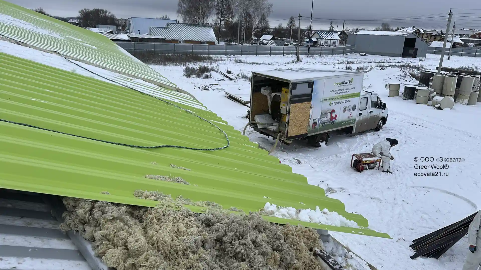 Работаем в 2 установки 3 человека. Наши бригады утеплили промышленный цех минватой Технониколь BW