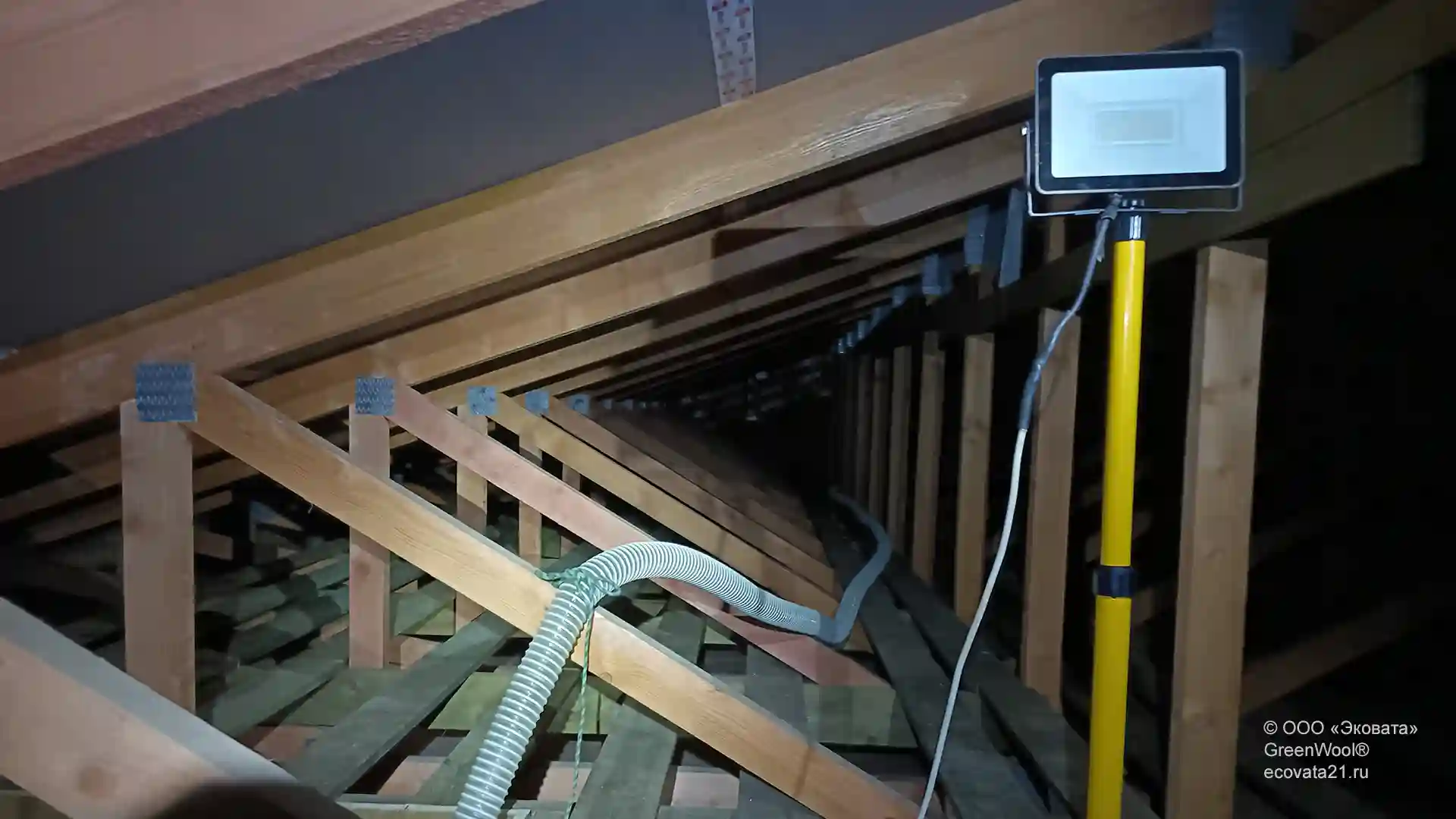 Сложная конструкция для теплоизоляции традиционным плитным утеплителем. Утепление чердака эковатой в доме BARN.