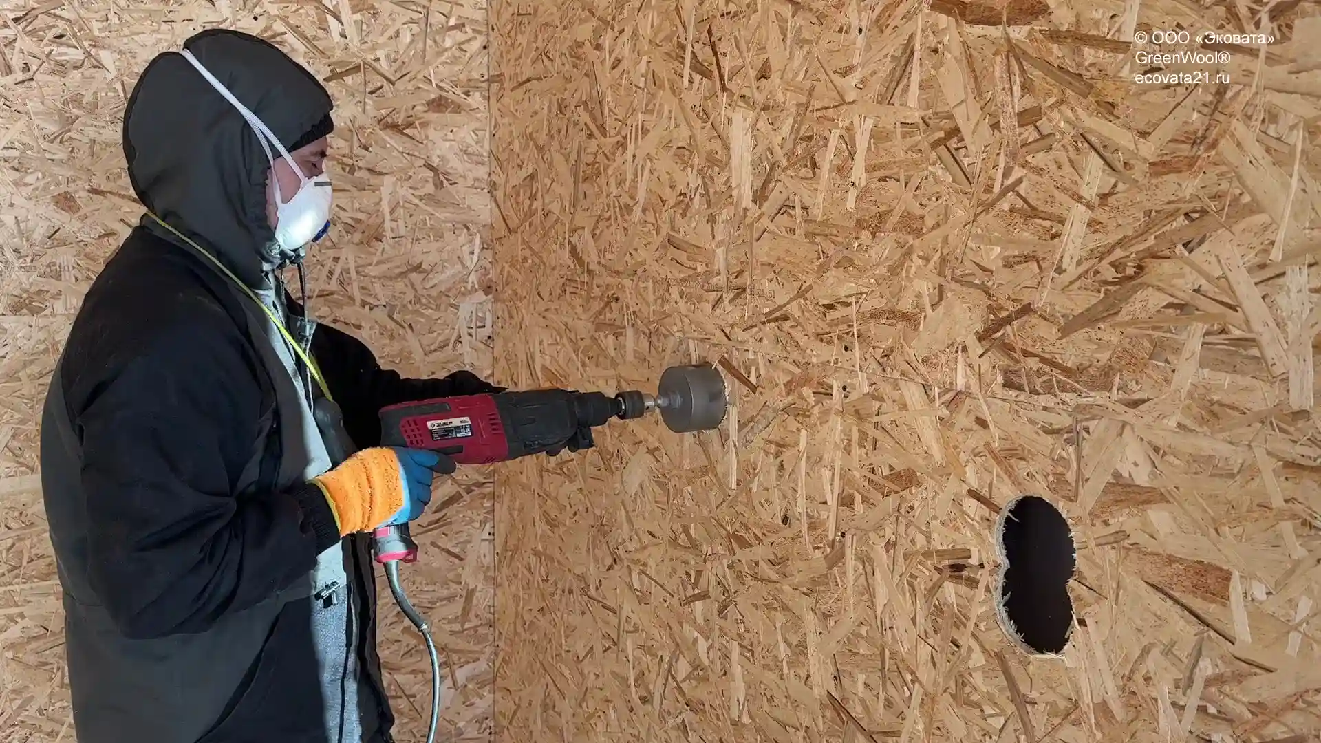 Сверление отверстий 8-ой. Мы утеплили Эковатой GreenWool 22 дома базы отдыха в Чувашии.