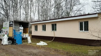 Объект: Детский лагерь «Радуга». Утепление чердака ЛСТК в детском лагере насыпной минватой.