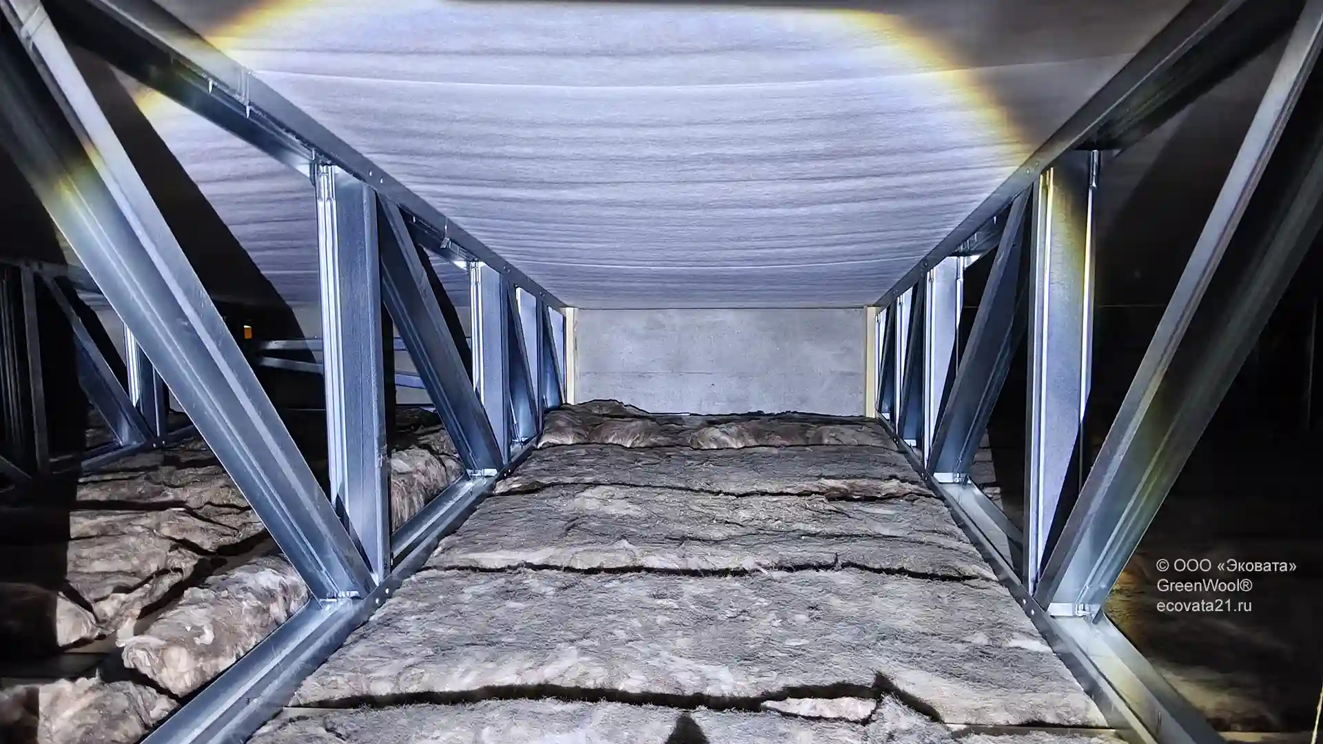 Старый слой утеплителя не герметично закрывает металлическую конструкцию чердака. Утепление чердака ЛСТК в детском лагере насыпной минватой.