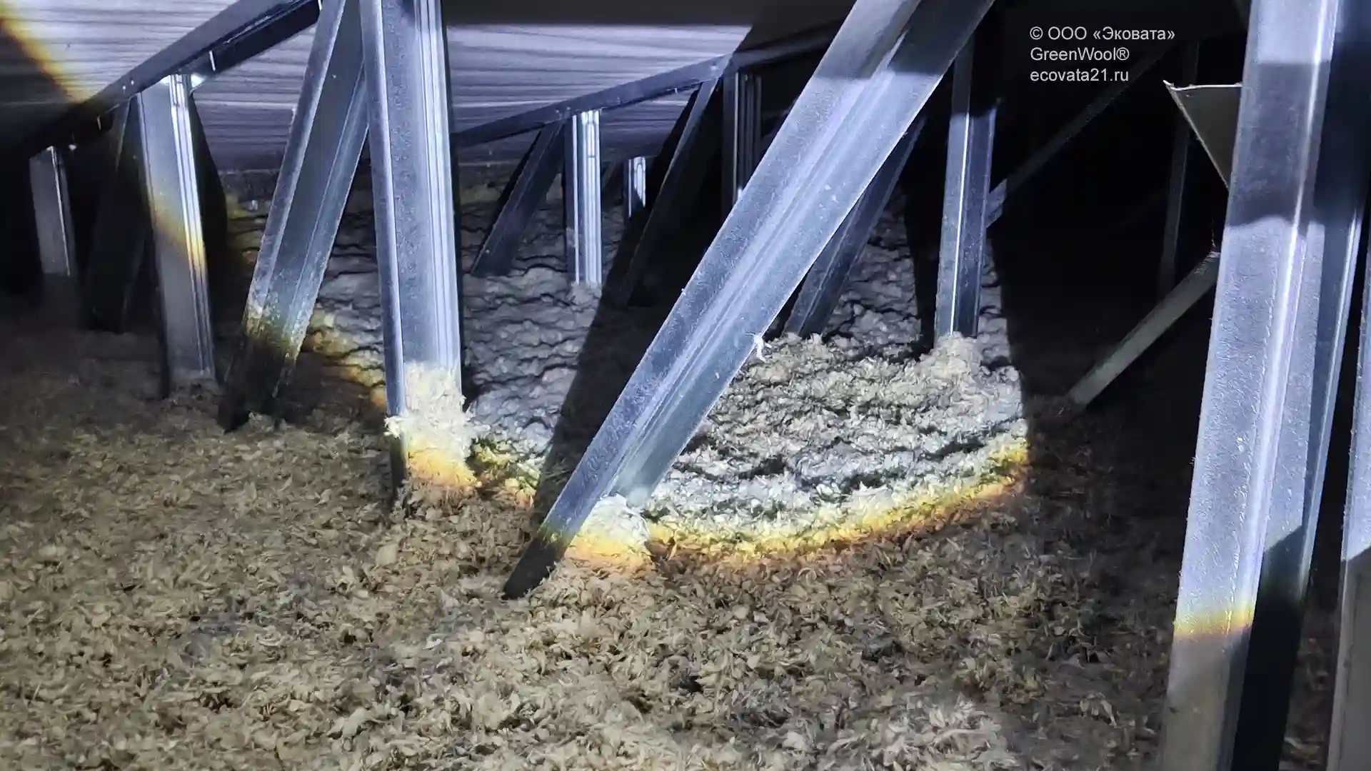 Теплоизоляция чердачного перекрытия насыпной минватой ТЕХНОНИКОЛЬ BW. Утепление чердака ЛСТК в детском лагере насыпной минватой.