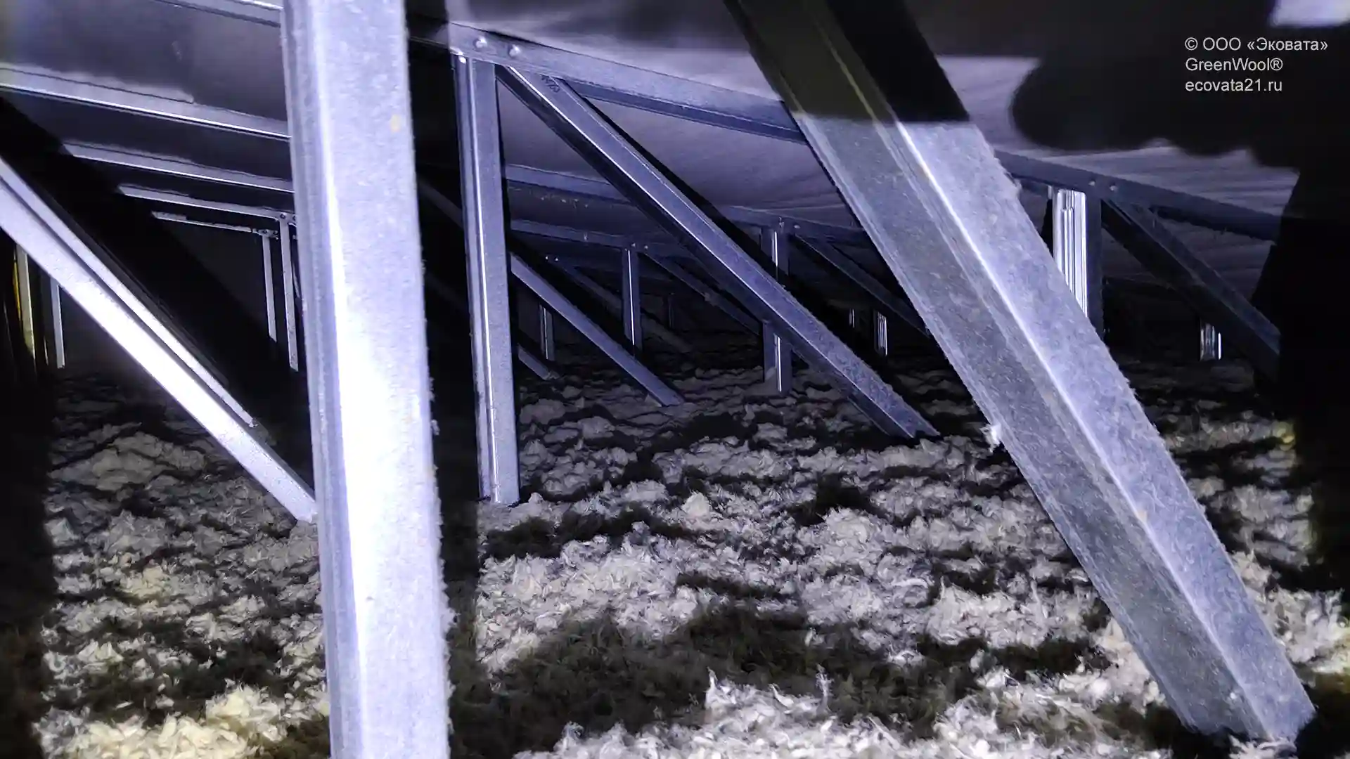 Бесшовная, герметичная и эффективная теплоизоляция толщиной стен 200 мм. Утепление чердака ЛСТК в детском лагере насыпной минватой.