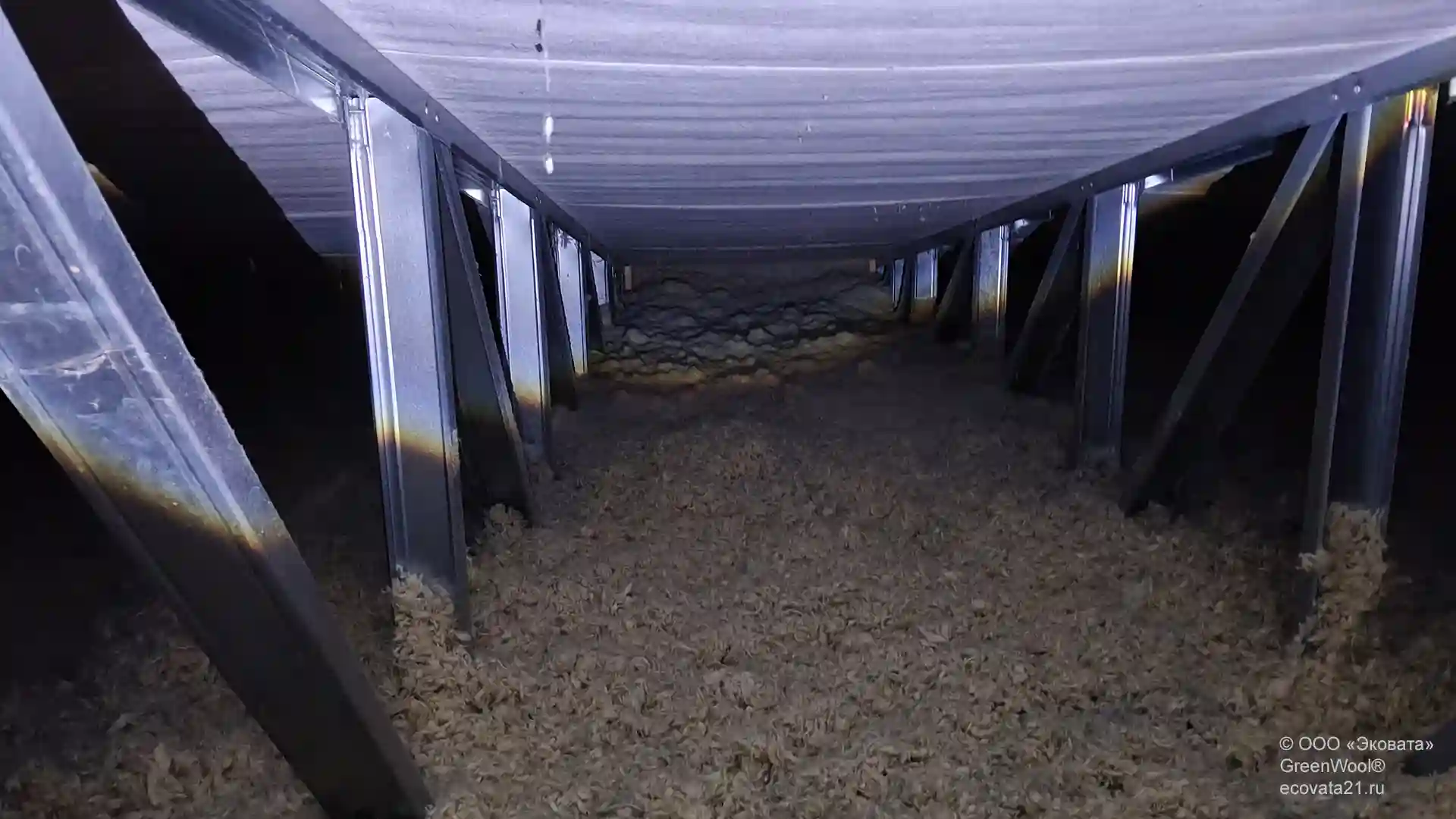 Плотное примыкания ко всем конструкциям и утепление без стыков. Утепление чердака ЛСТК в детском лагере насыпной минватой.